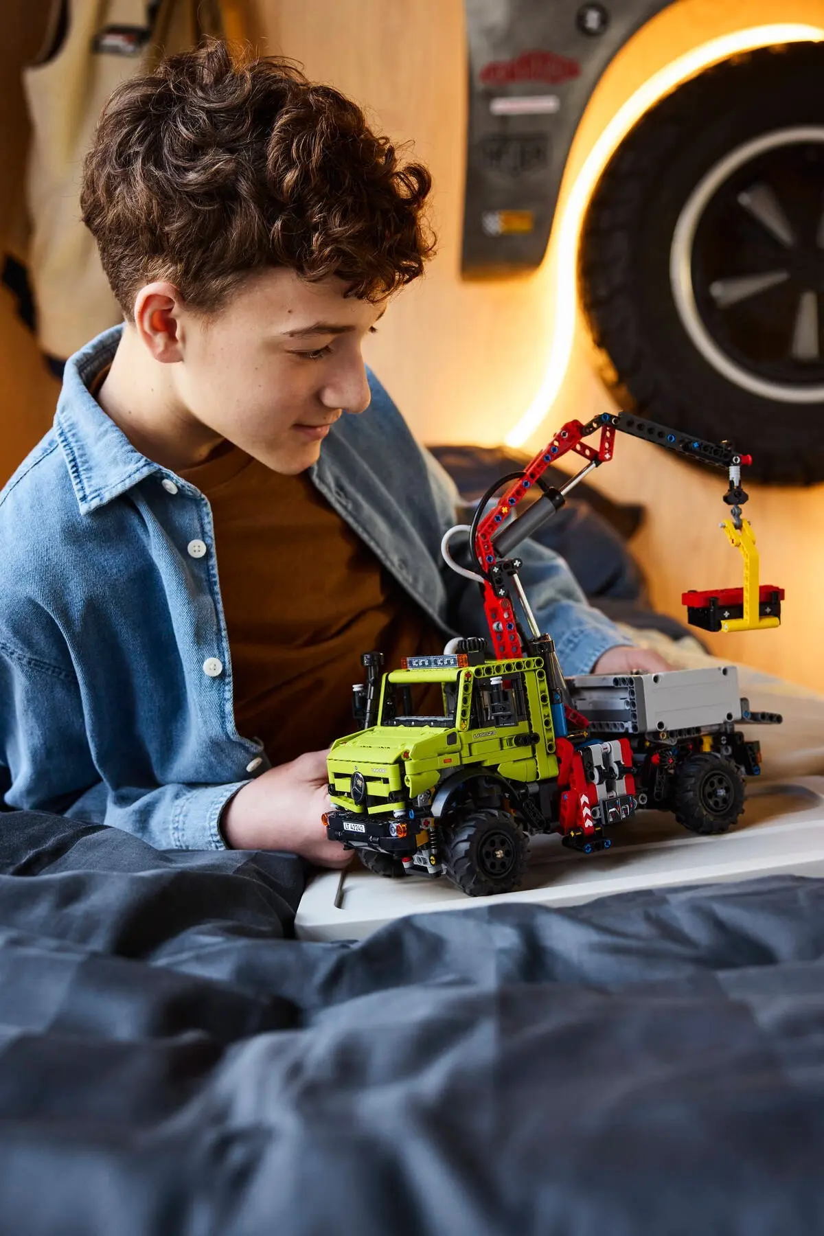LEGO Technic 42242 Mercedes-Benz Unimog U 5023 with Crane set, image 7