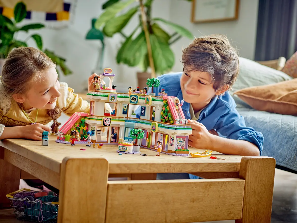 LEGO Friends 42604 Heartlake City Shopping Mall set, image 4