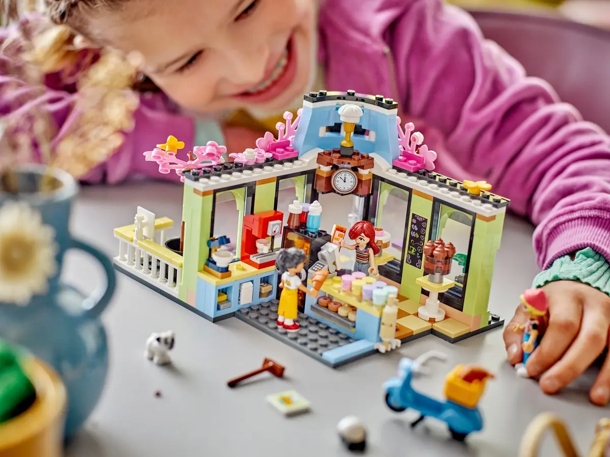 LEGO Friends 42618 Heartlake City Café set, image 10