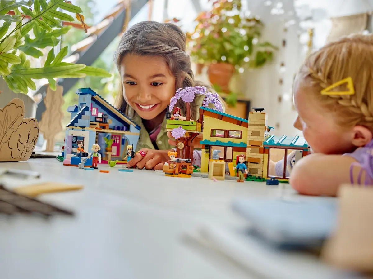 LEGO Friends 42620 Olly and Paisley's Family Houses set, image 5