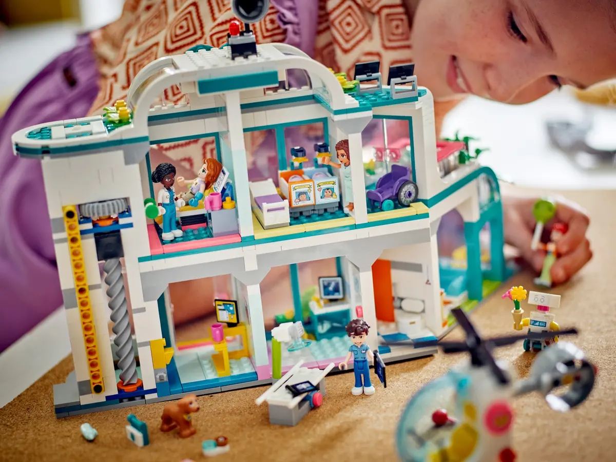 LEGO Friends 42621 Heartlake City Hospital set, image 5