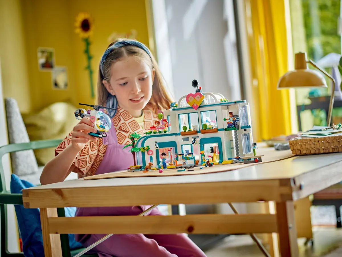LEGO Friends 42621 Heartlake City Hospital set, image 4