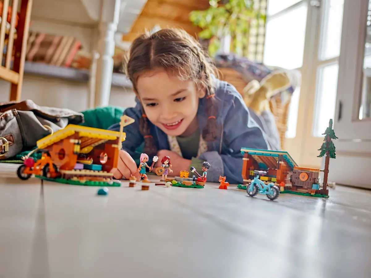 LEGO Friends 42624 Adventure Camp Cosy Cabins set, image 9