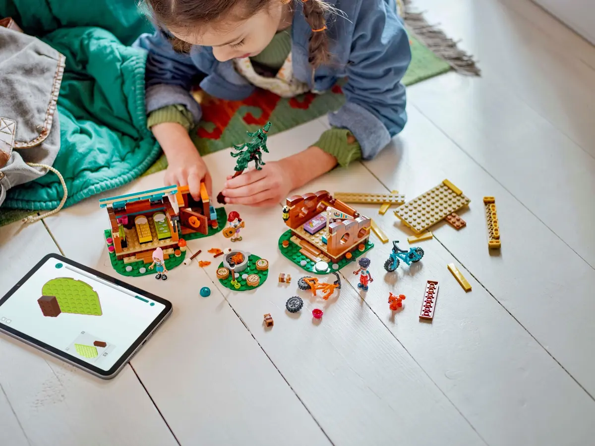 LEGO Friends 42624 Adventure Camp Cosy Cabins set, image 8