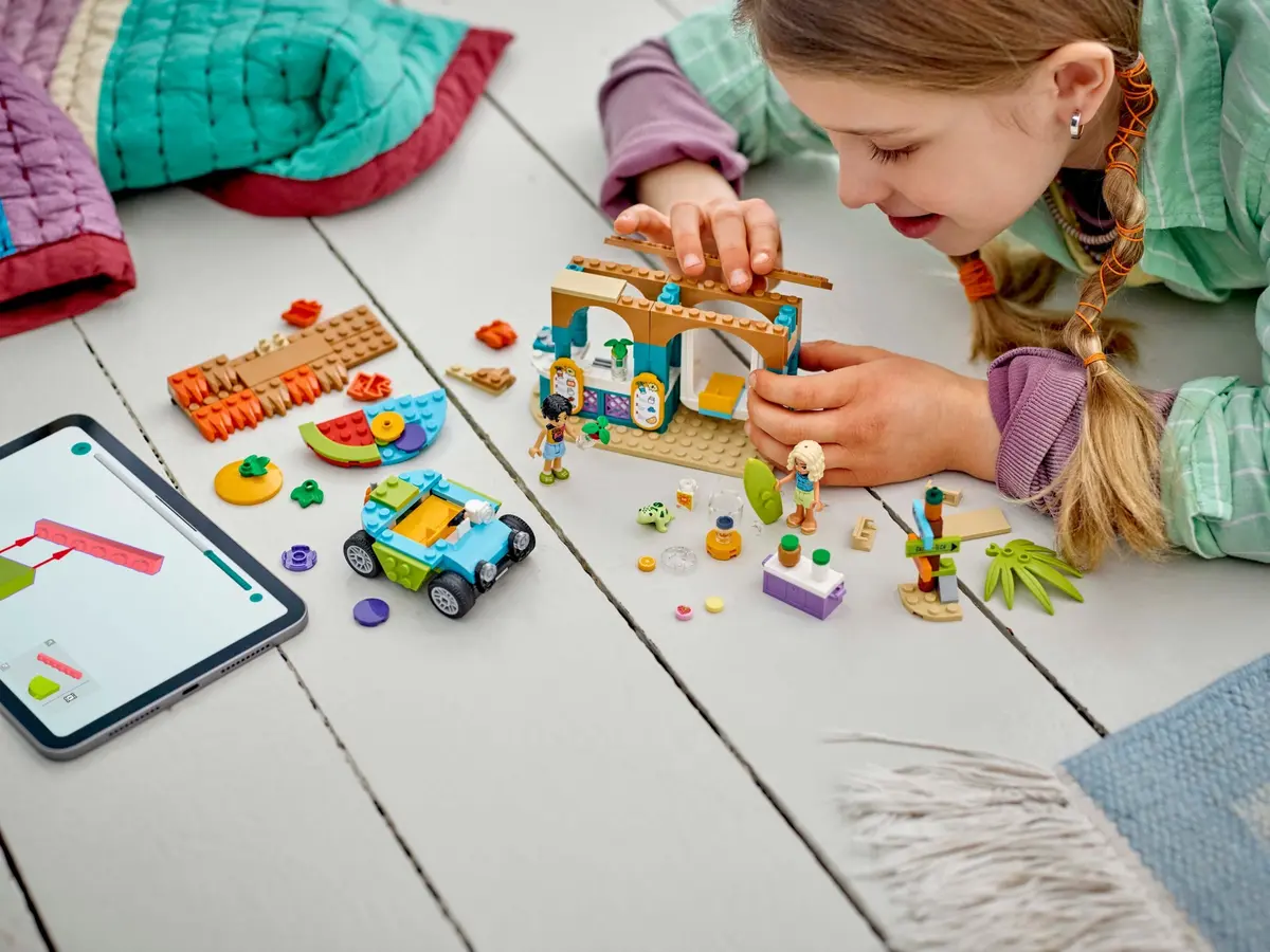 LEGO Friends 42625 Beach Smoothie Stand set, image 10