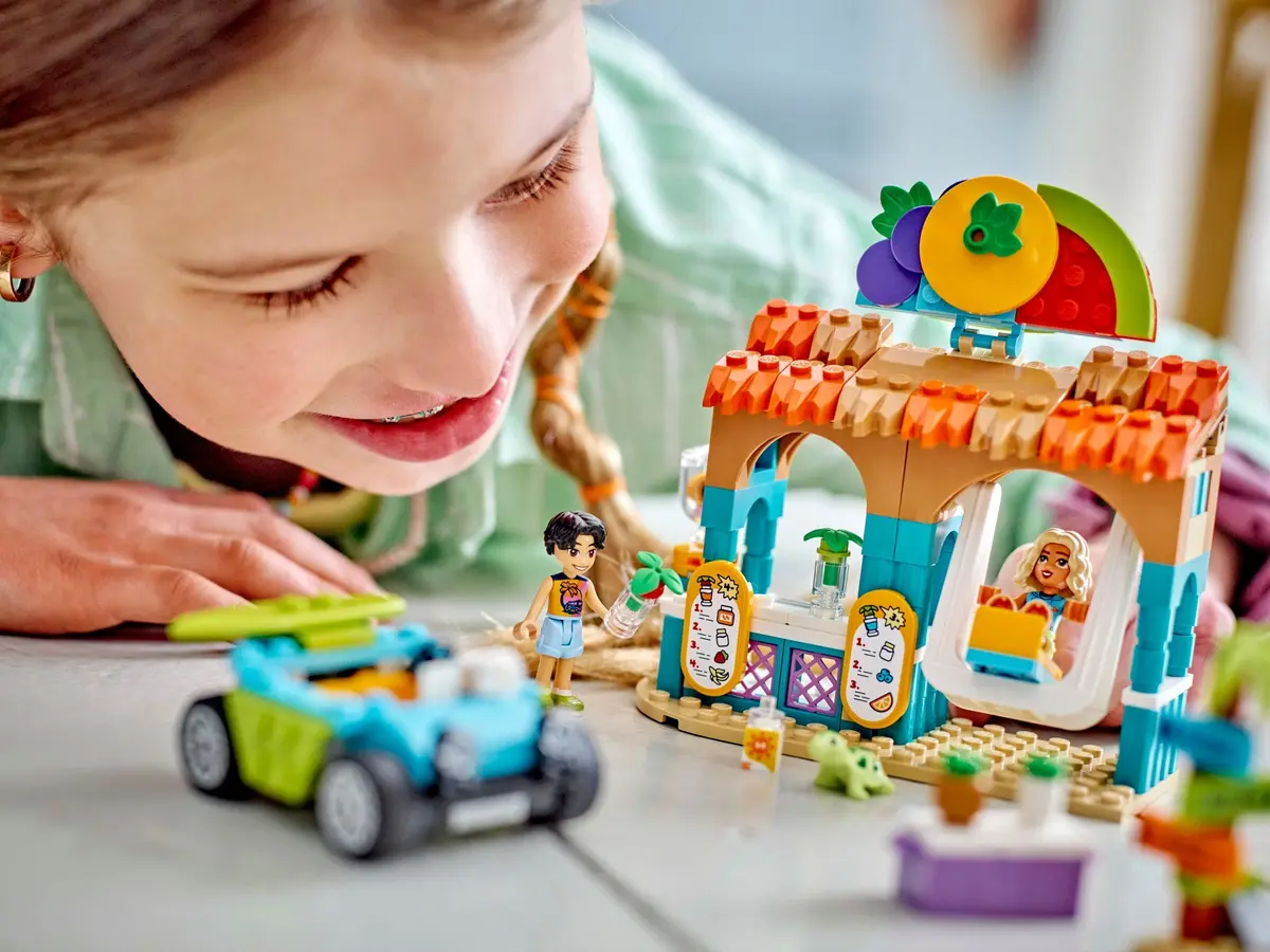 LEGO Friends 42625 Beach Smoothie Stand set, image 8