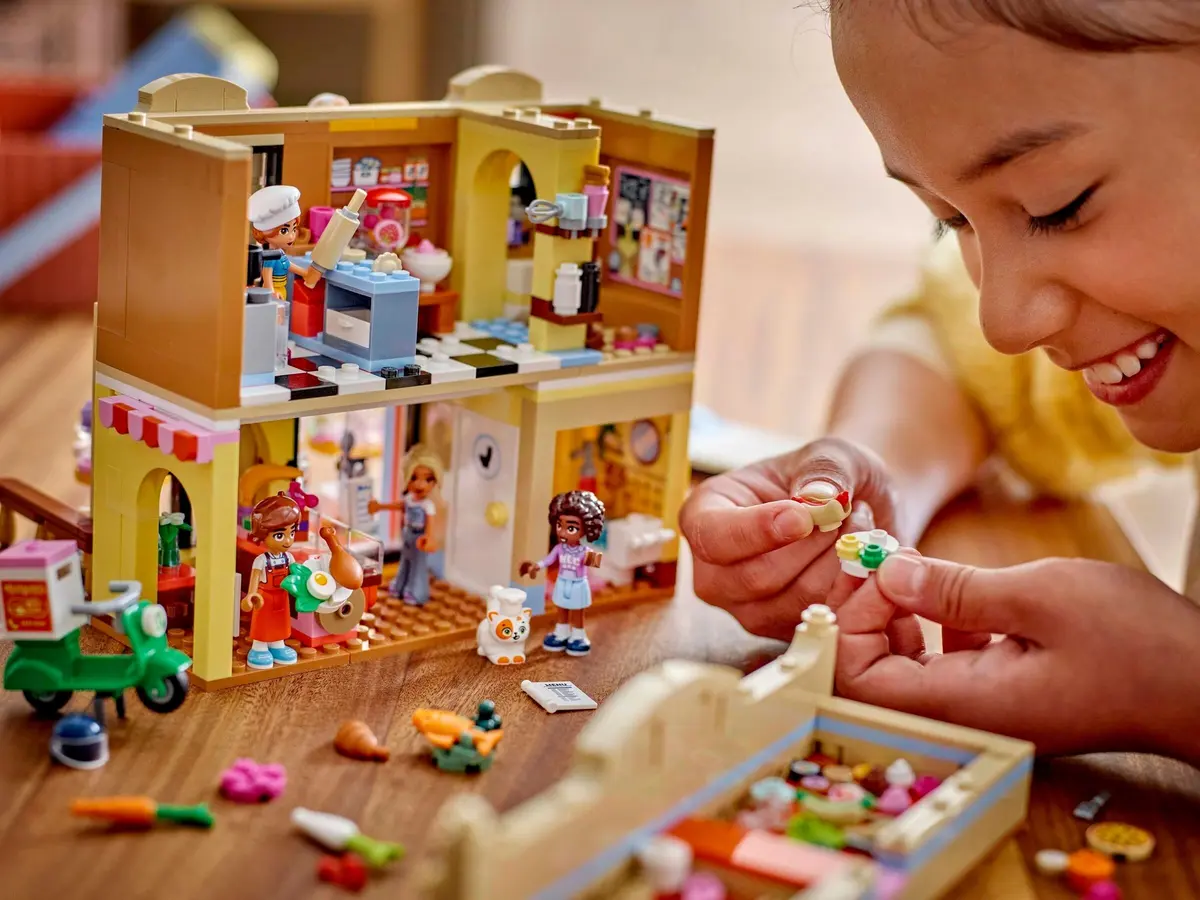 LEGO Friends 42655 Restaurant and Cooking School set, image 4