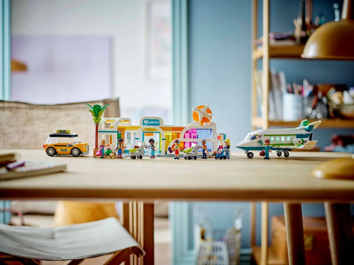 LEGO Friends 42656 Heartlake City Airport and Airplane set, image 6