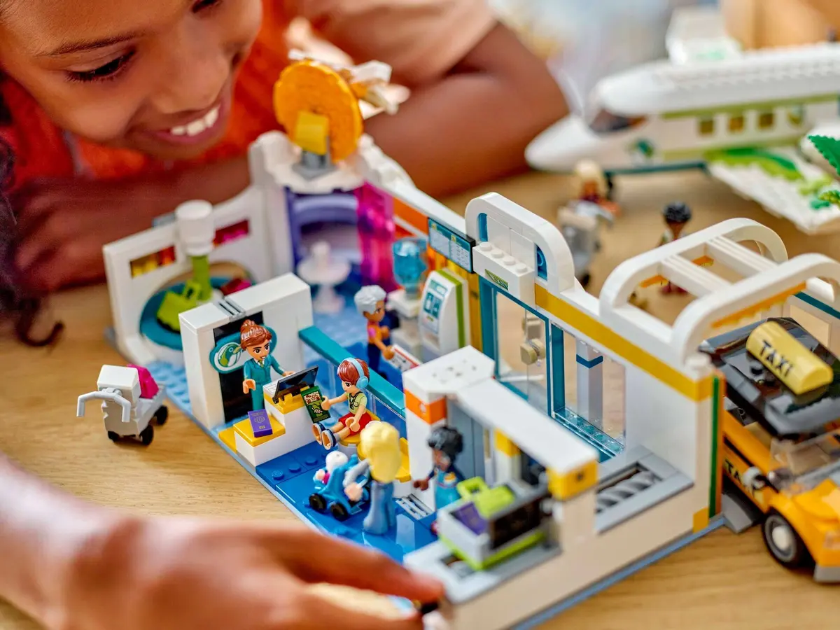 LEGO Friends 42656 Heartlake City Airport and Airplane set, image 4