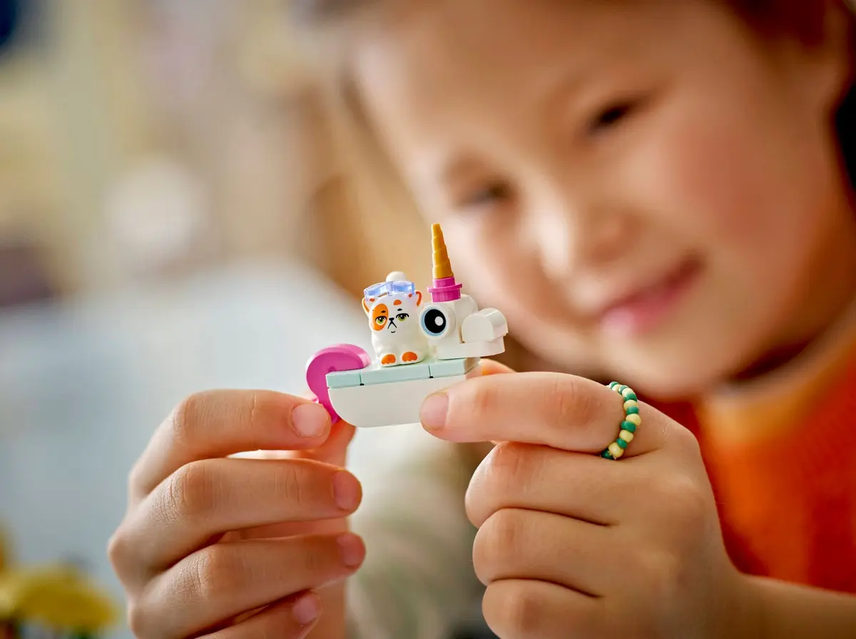 LEGO Friends 42658 Unicorn & Flamingo Pool Party set, image 6