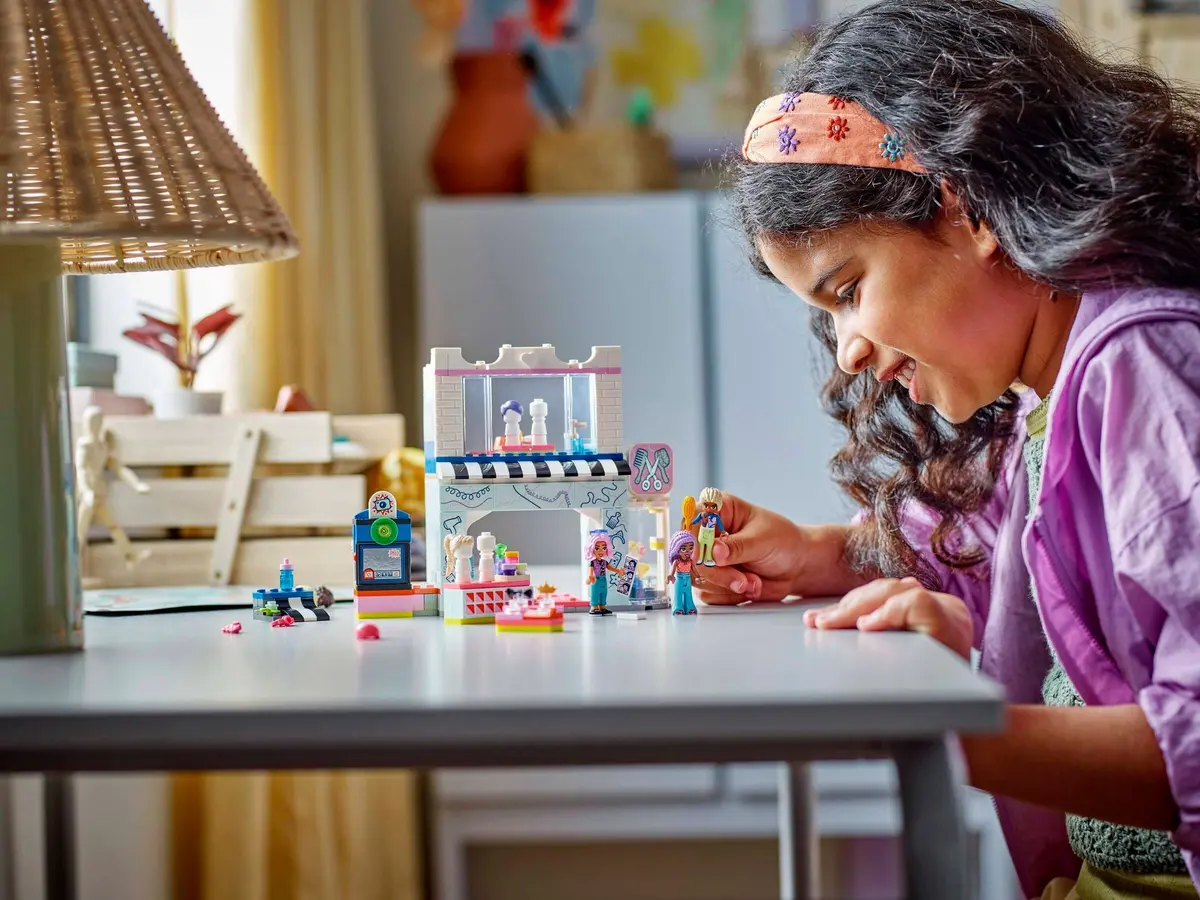 LEGO Friends 42662 Hair Salon and Accessories Store set, image 5