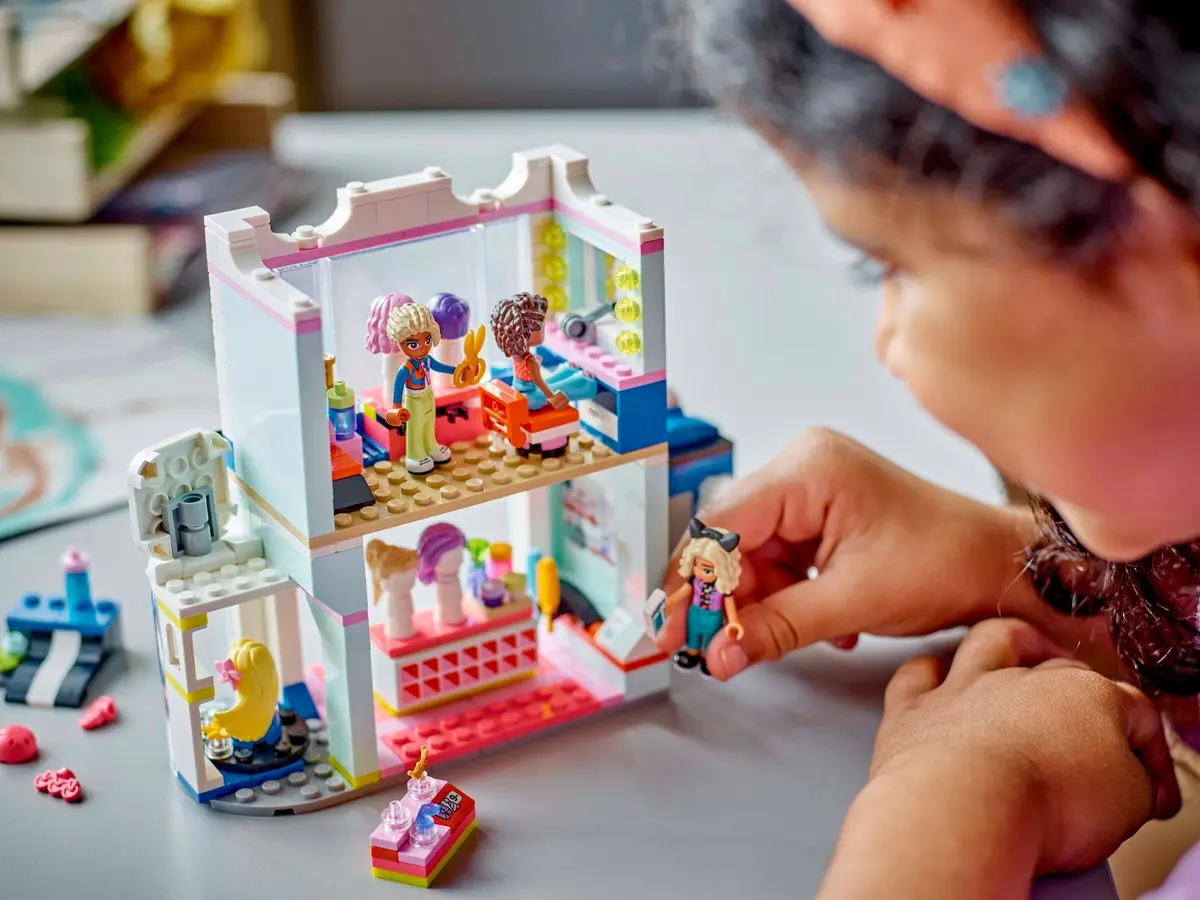 LEGO Friends 42662 Hair Salon and Accessories Store set, image 4