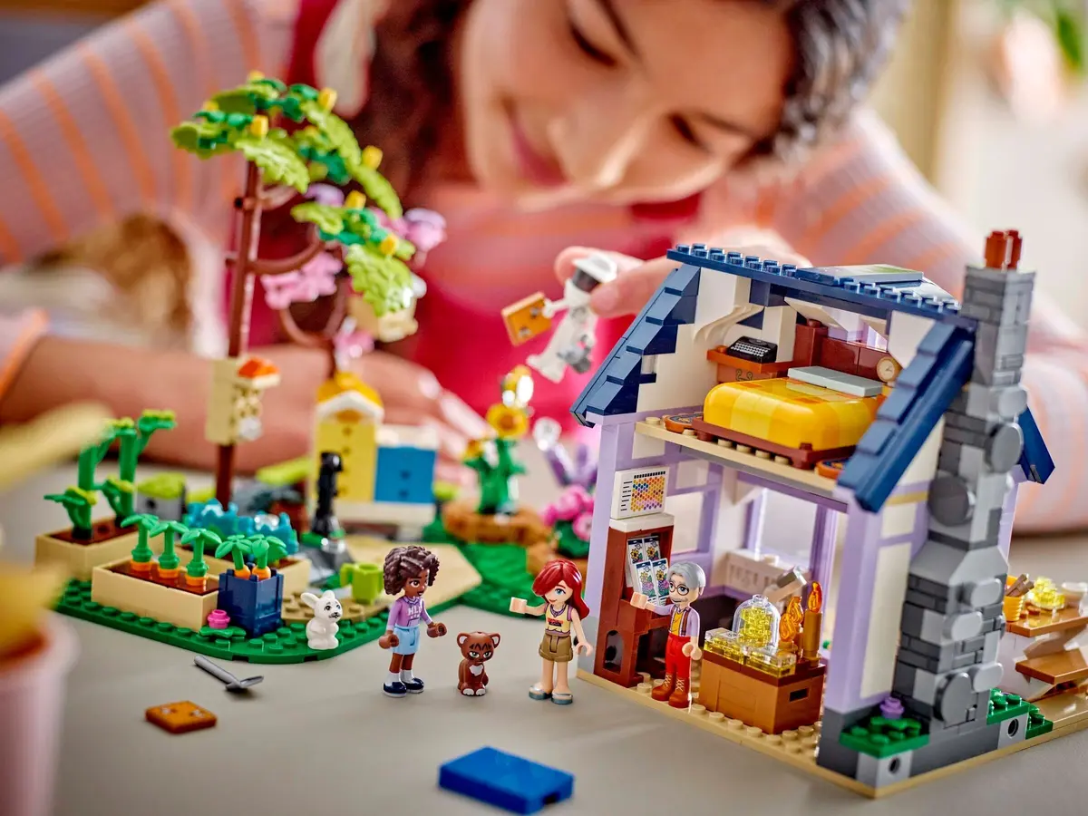 LEGO Friends 42669 Beekeepers' House and Flower Garden set, image 4