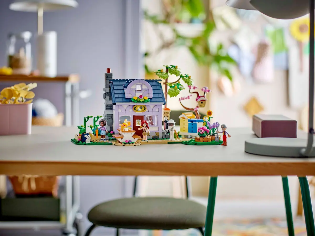 LEGO Friends 42669 Beekeepers' House and Flower Garden set, image 6