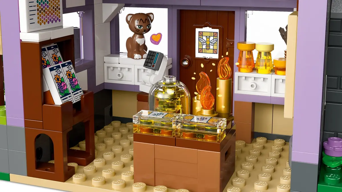 LEGO Friends 42669 Beekeepers' House and Flower Garden set, image 11