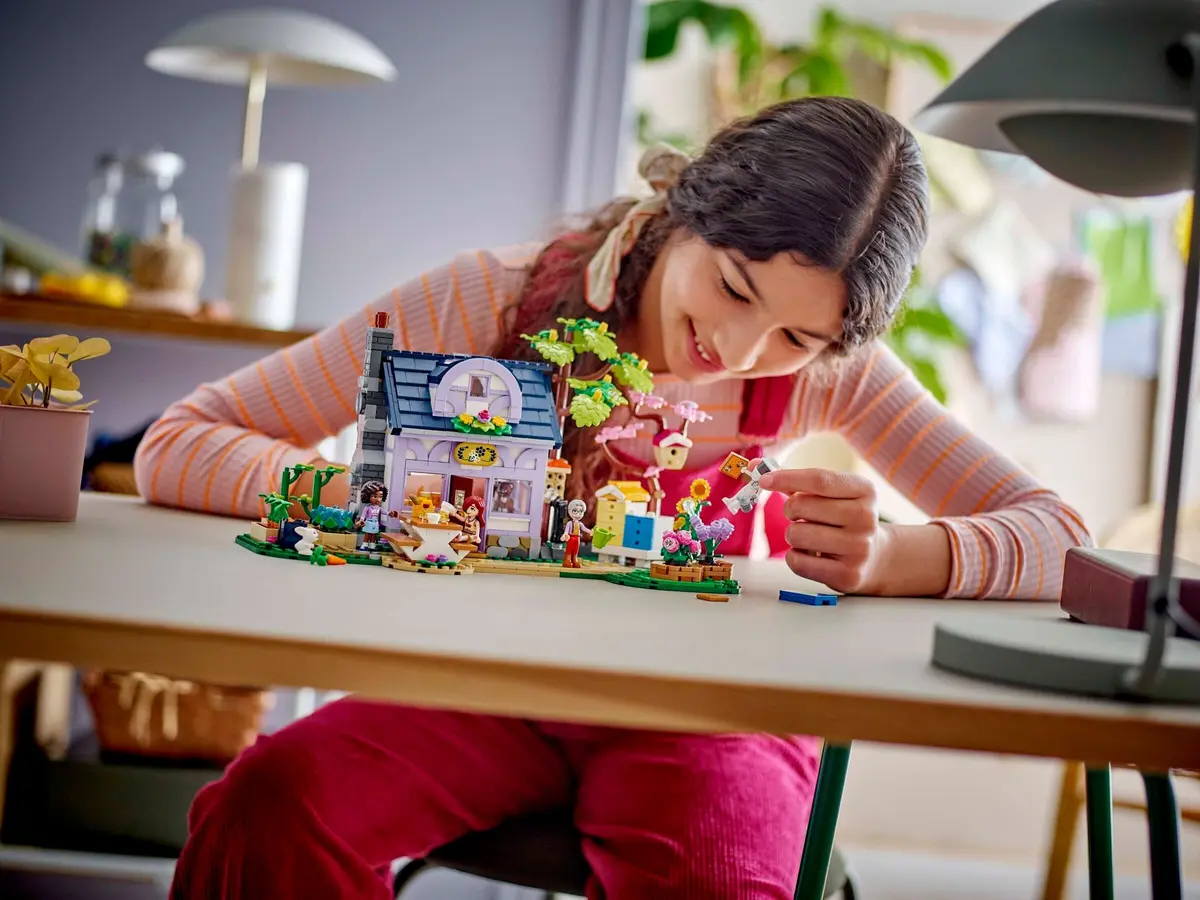 LEGO Friends 42669 Beekeepers' House and Flower Garden set, image 5