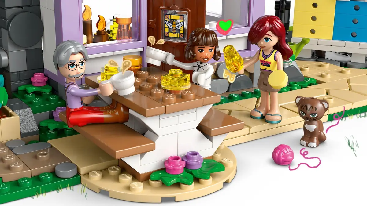 LEGO Friends 42669 Beekeepers' House and Flower Garden set, image 10