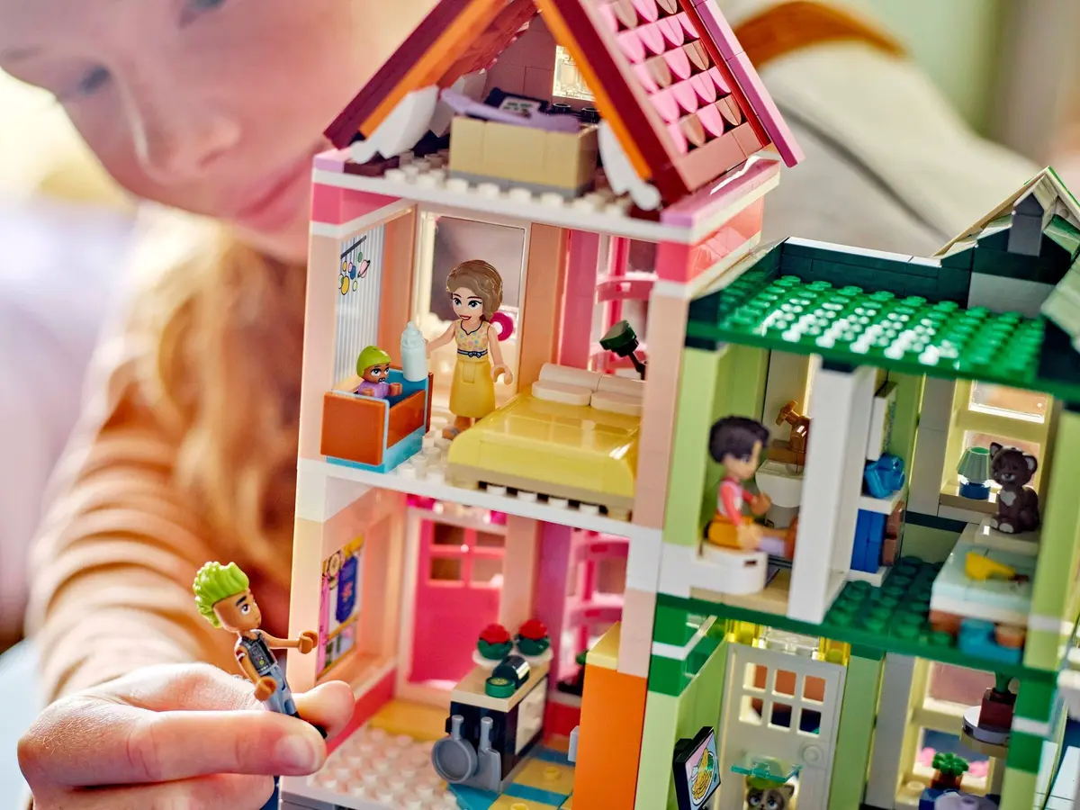 LEGO Friends 42670 Heartlake City Apartments and Stores set, image 4