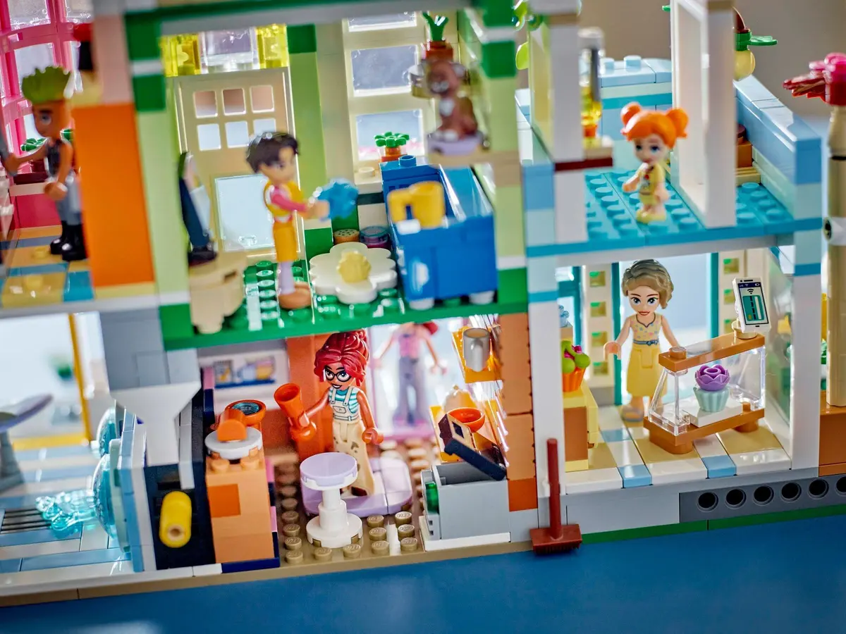LEGO Friends 42670 Heartlake City Apartments and Stores set, image 7