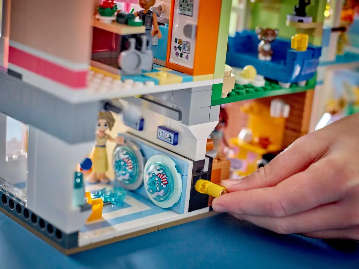 LEGO Friends 42670 Heartlake City Apartments and Stores set, image 5