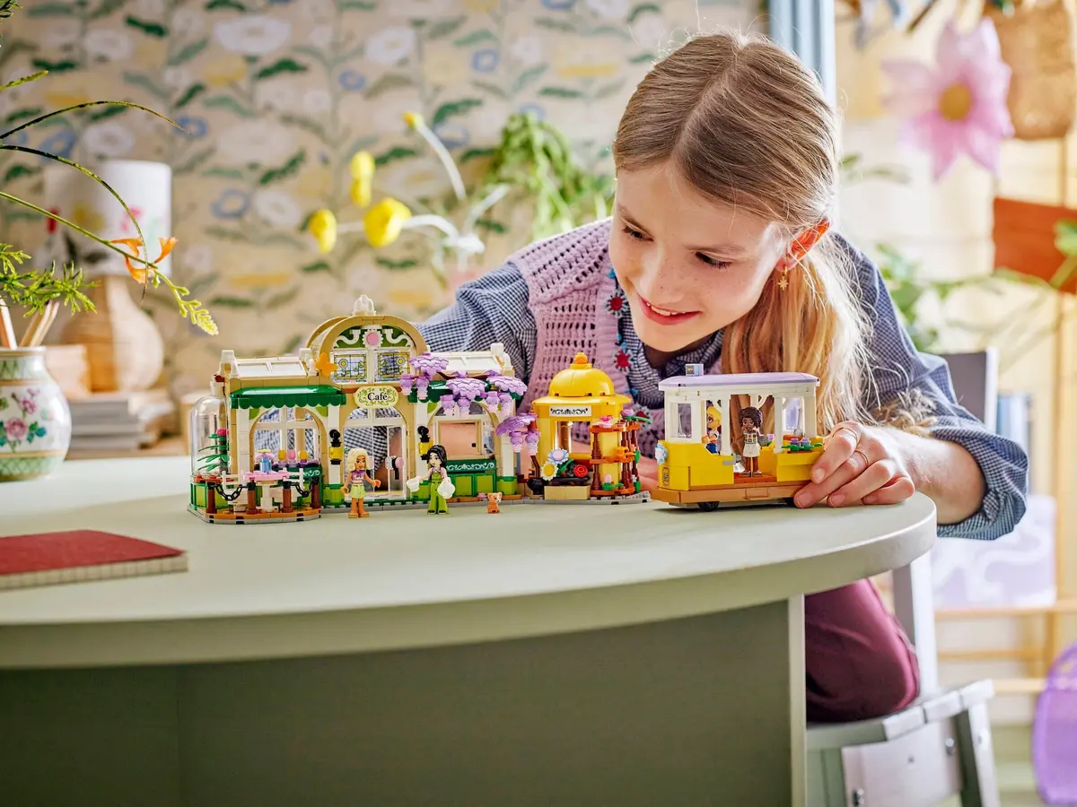LEGO Friends 42671 Plant Café & Flower Shop set, image 7