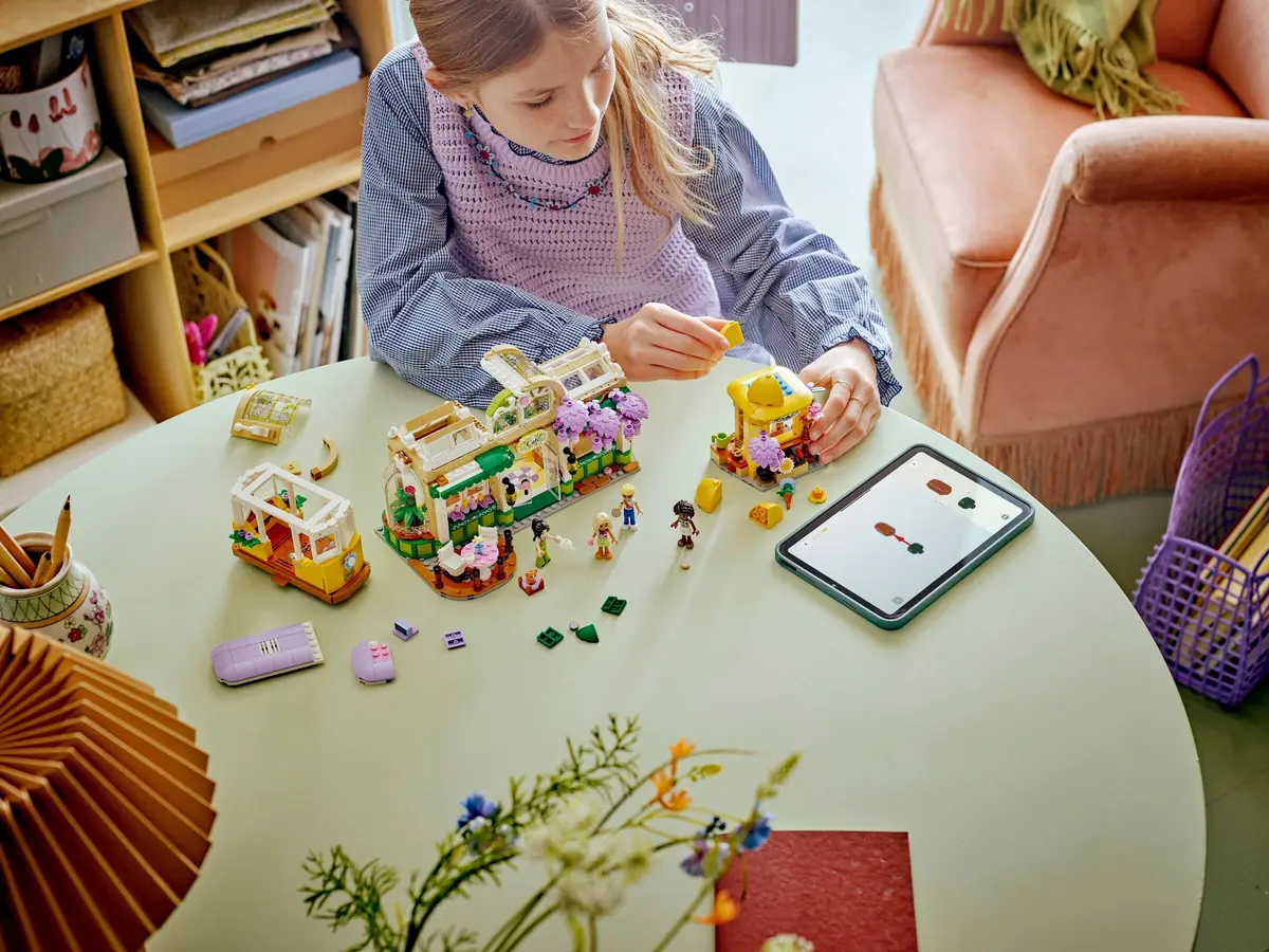 LEGO Friends 42671 Plant Café & Flower Shop set, image 4