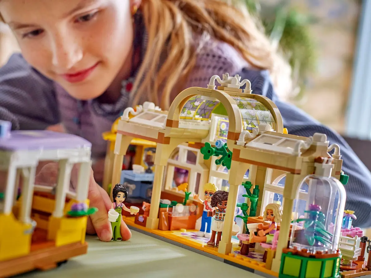 LEGO Friends 42671 Plant Café & Flower Shop set, image 6