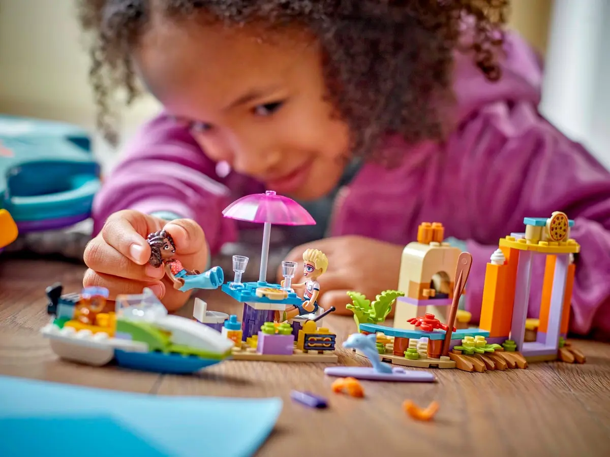LEGO Friends 42672 Creative Beach and Travel Suitcase set, image 4