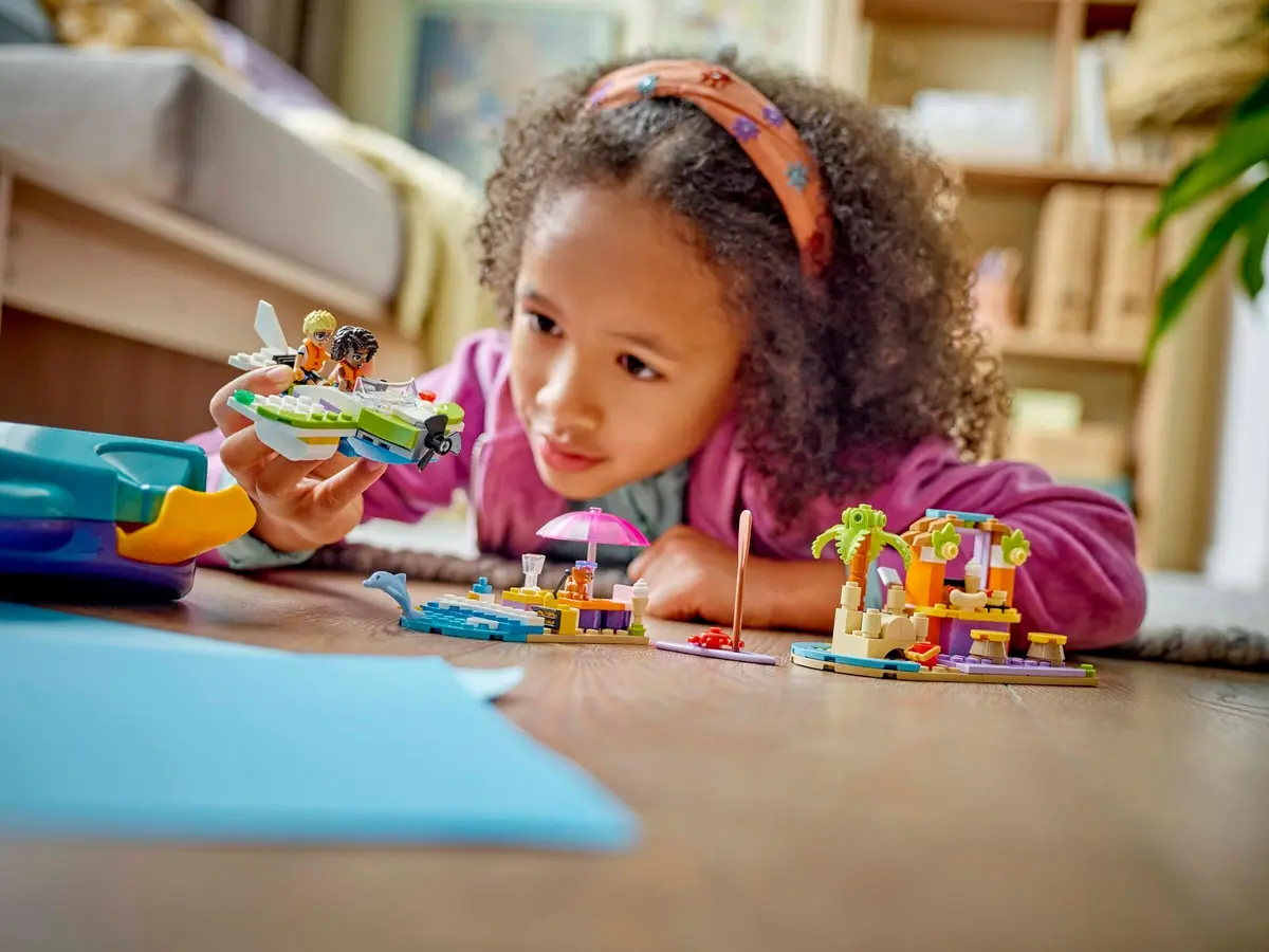 LEGO Friends 42672 Creative Beach and Travel Suitcase set, image 5