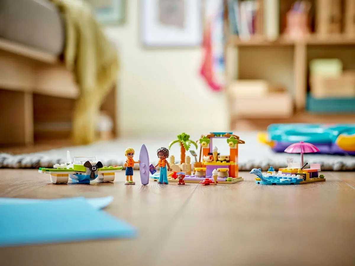 LEGO Friends 42672 Creative Beach and Travel Suitcase set, image 6