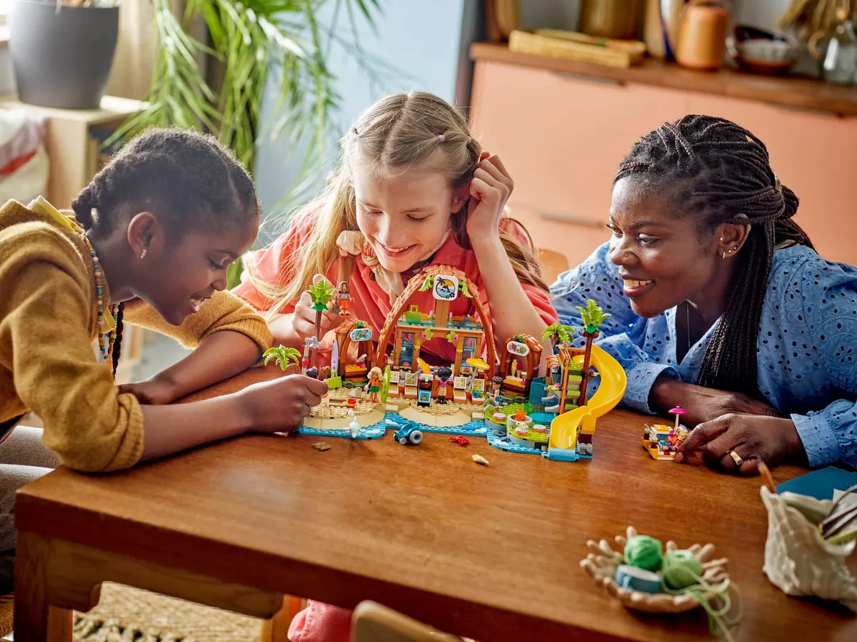 LEGO Friends 42673 Family Vacation Beach Resort set, image 6