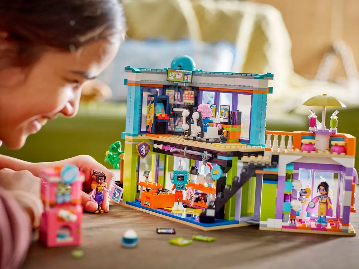 LEGO Friends 42674 Comic Book and Game Store set, image 5