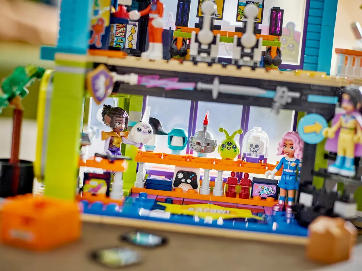 LEGO Friends 42674 Comic Book and Game Store set, image 7