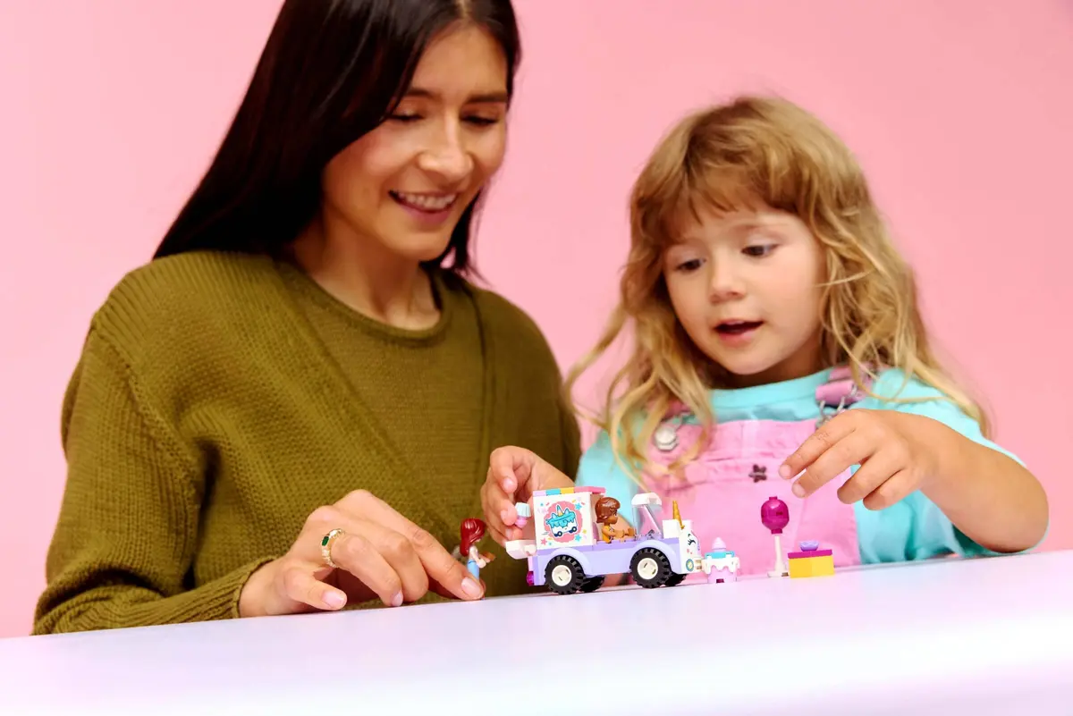 LEGO Friends 42675 Unicorn Cake Delivery Car set, image 5