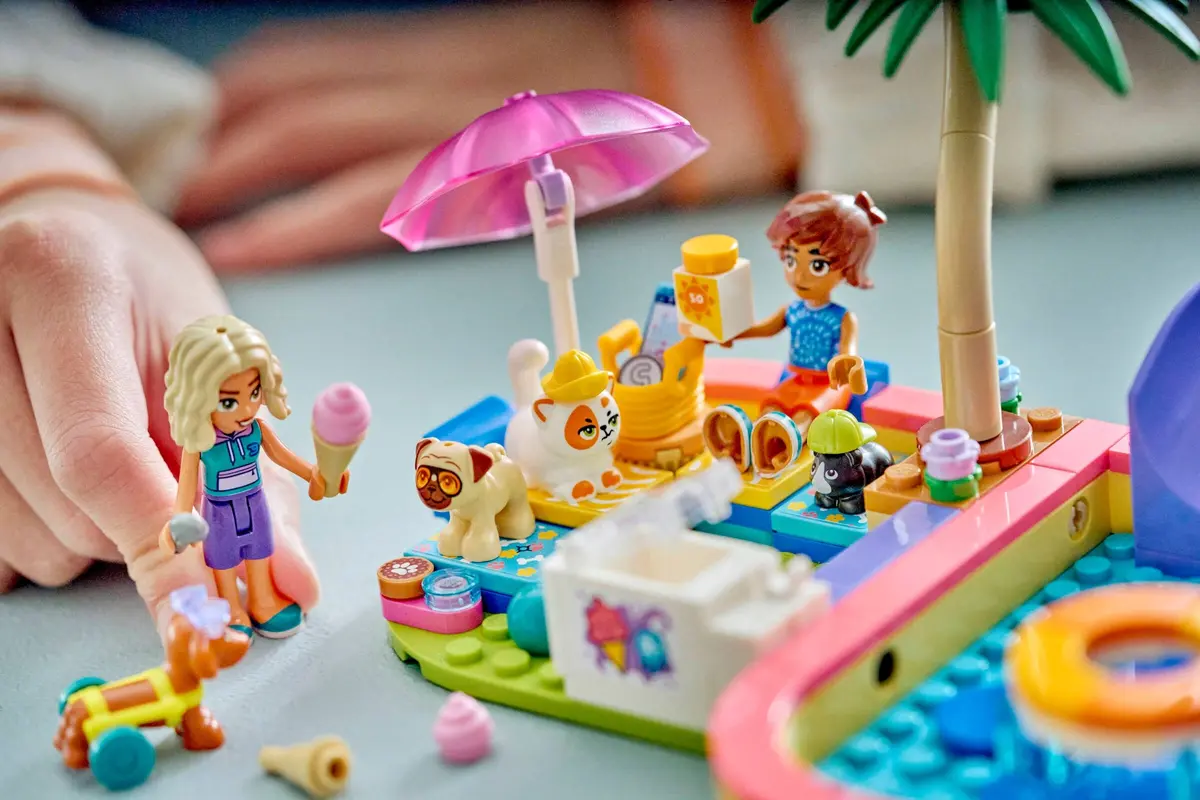 LEGO Friends 42676 Fun Water Park Day set, image 6