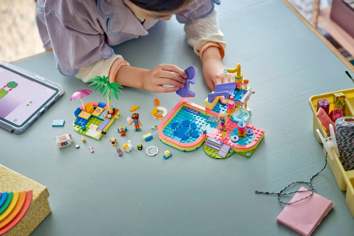 LEGO Friends 42676 Fun Water Park Day set, image 4