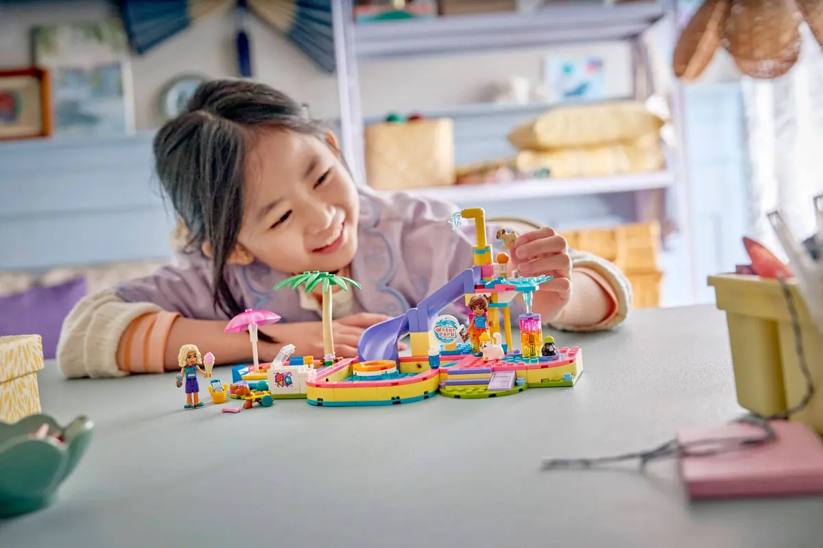 LEGO Friends 42676 Fun Water Park Day set, image 5