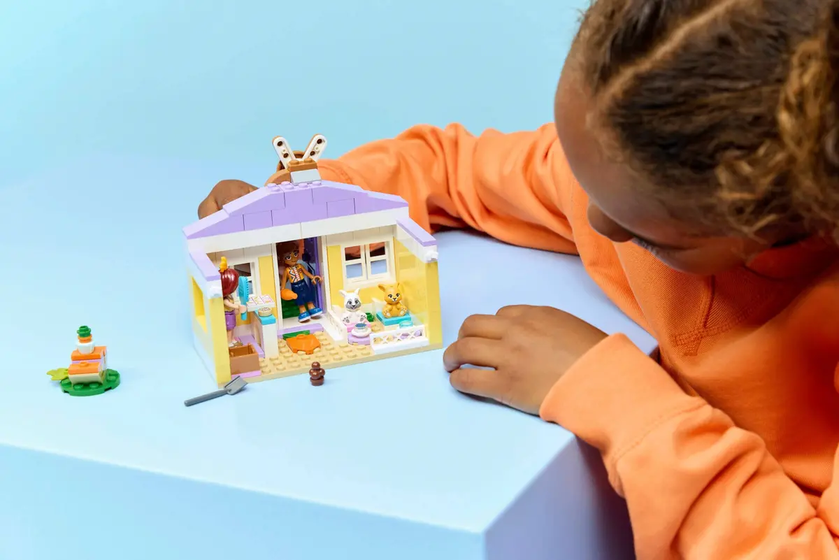 LEGO Friends 42679 Heartlake City Bunny Hotel set, image 6