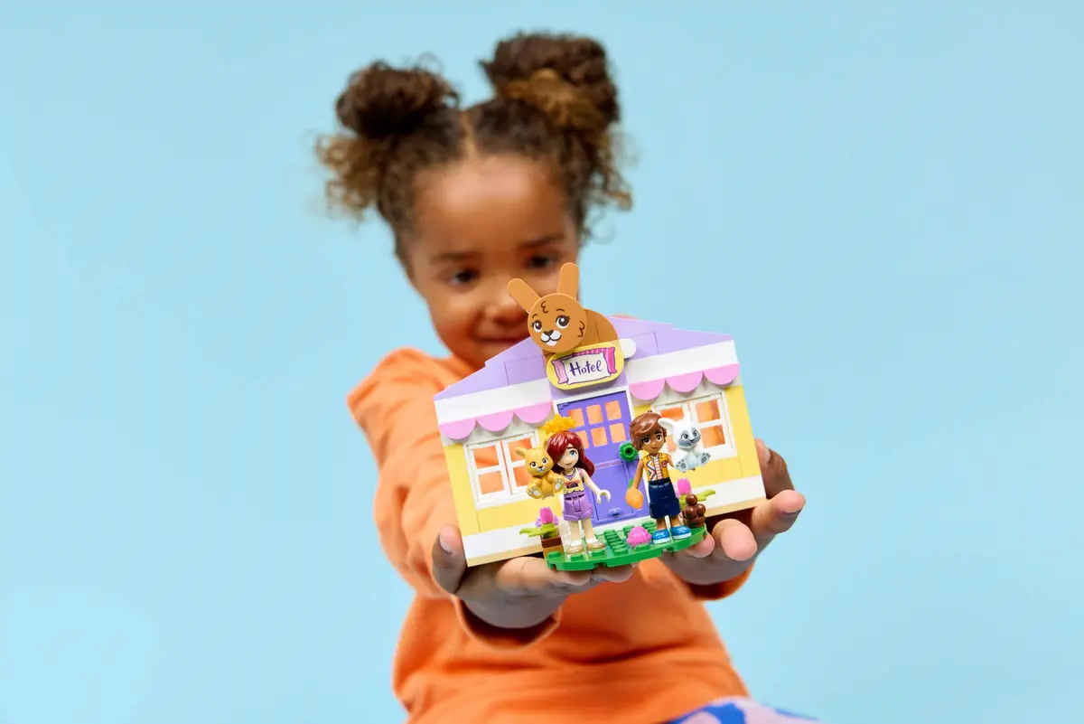 LEGO Friends 42679 Heartlake City Bunny Hotel set, image 5