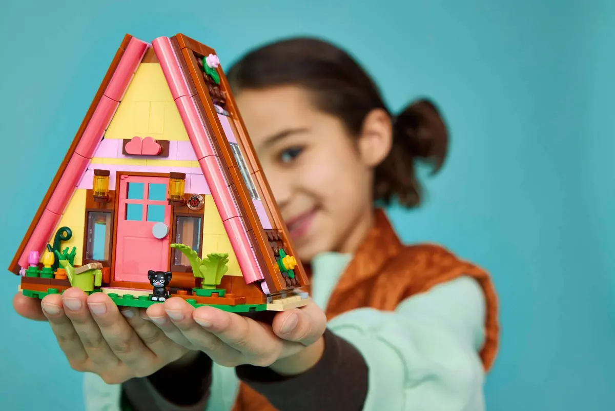 LEGO Friends 42682 Nature Glamping Cabin set, image 7