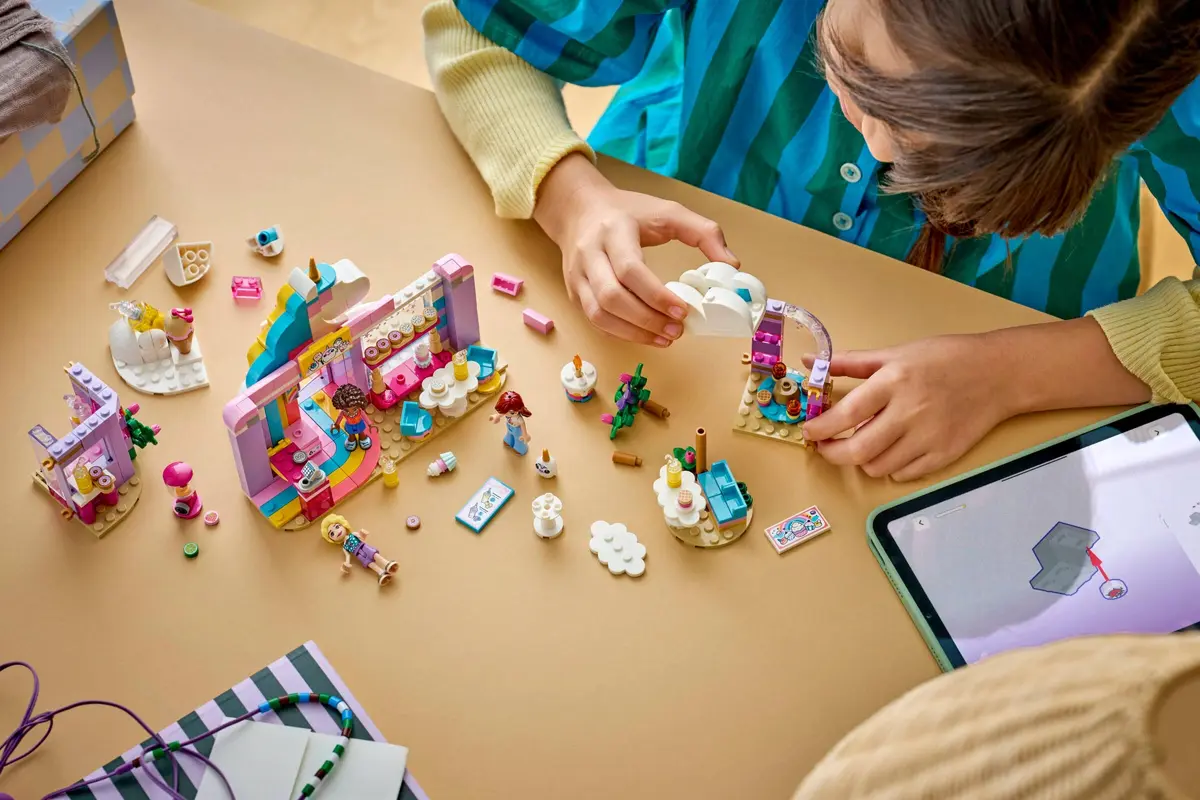 LEGO Friends 42684 Unicorn Dream Café set, image 4