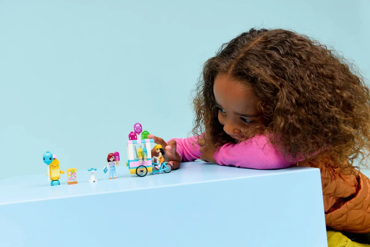LEGO Friends 42692 Ice Cream & Balloon Stand set, image 6