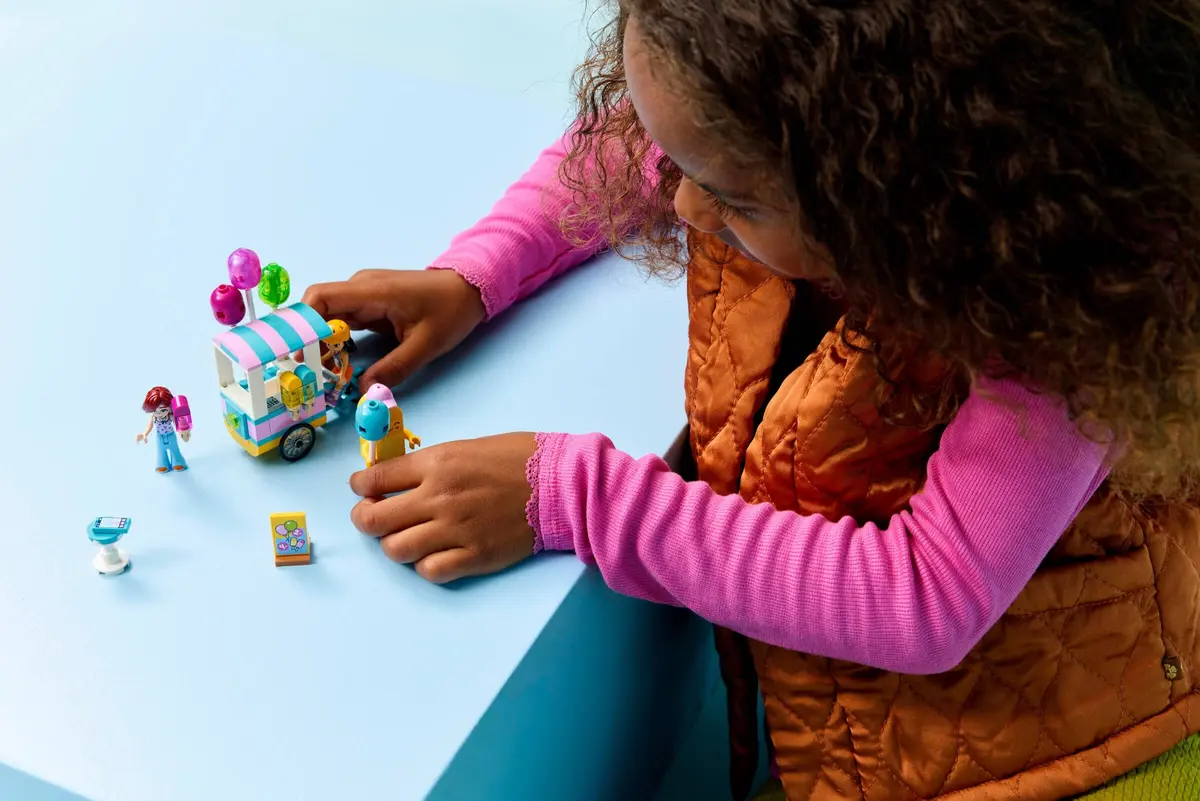 LEGO Friends 42692 Ice Cream & Balloon Stand set, image 5