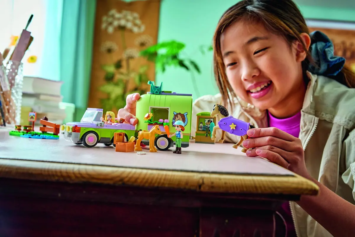 LEGO Friends 42695 Horse & Baby Foal Trailer set, image 6