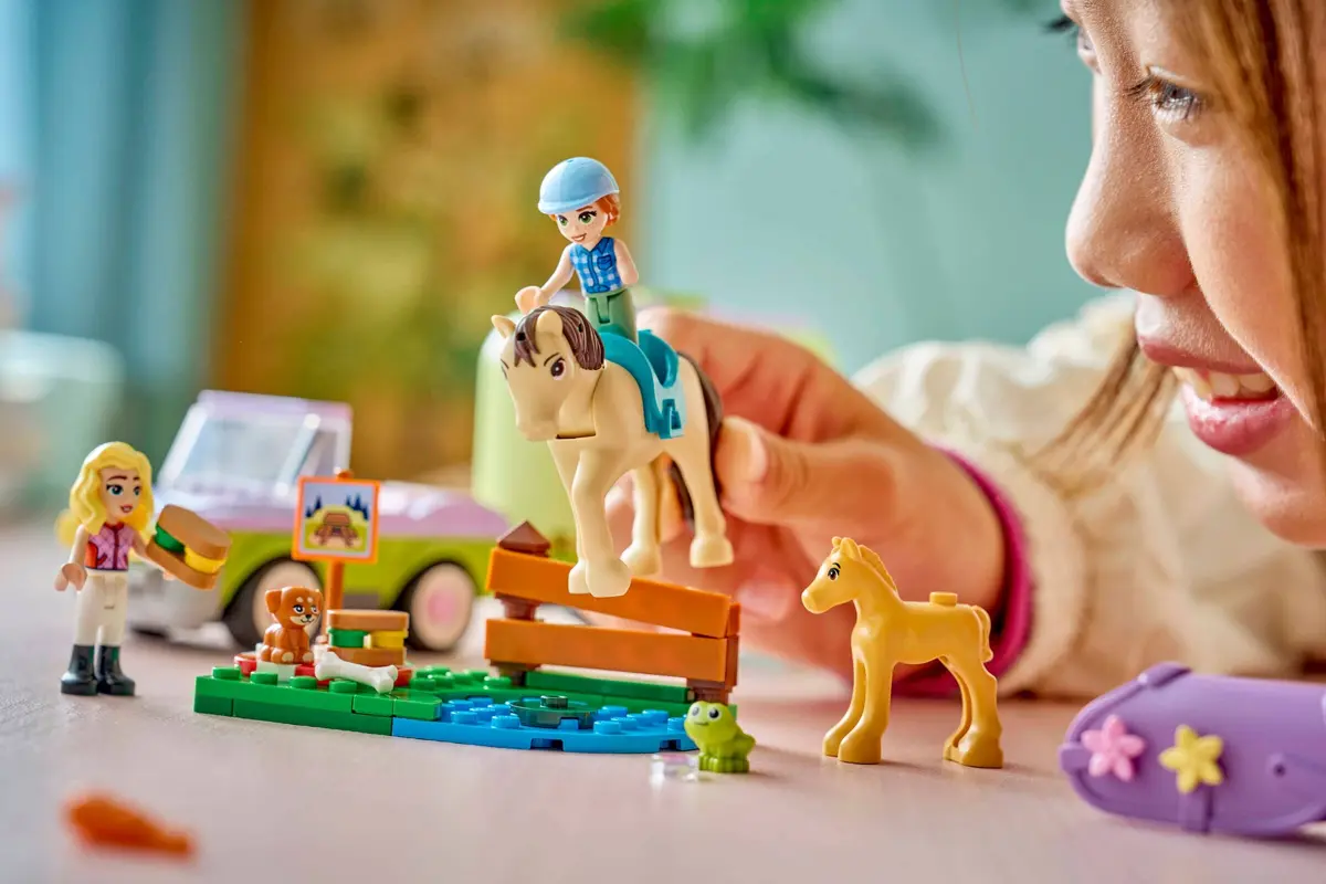 LEGO Friends 42695 Horse & Baby Foal Trailer set, image 5