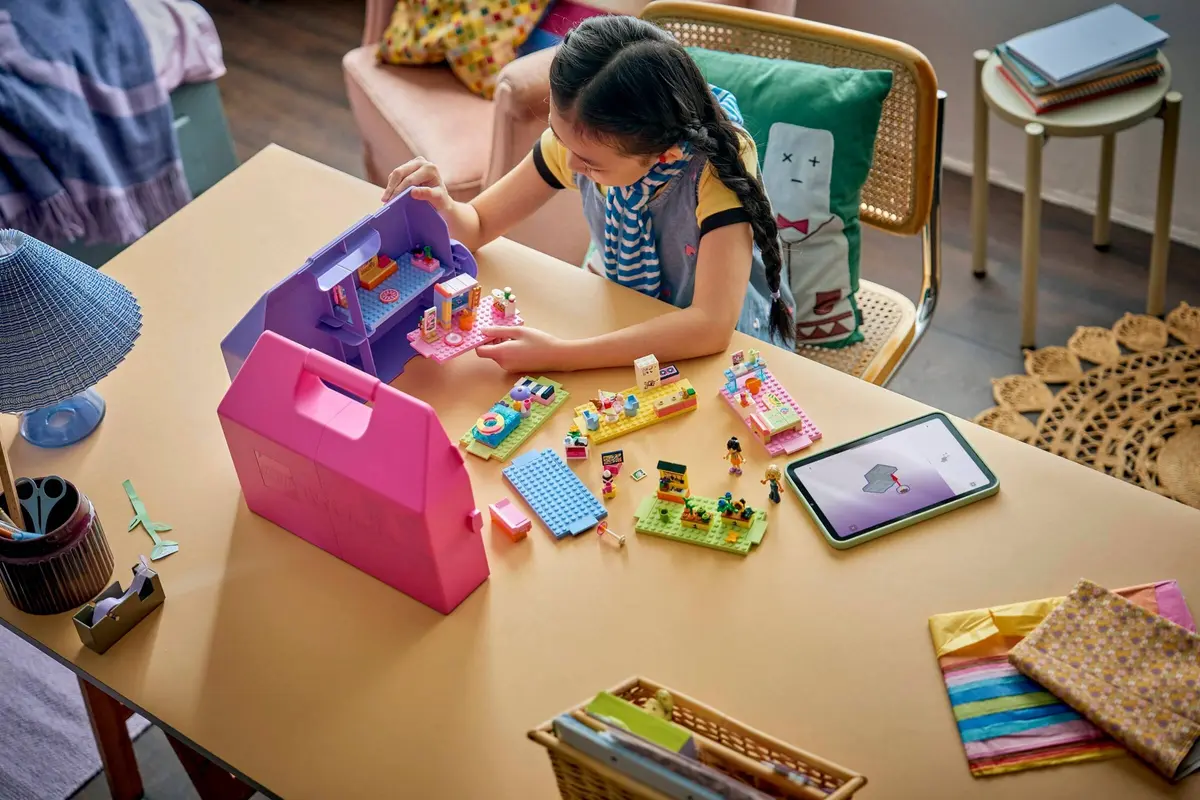 LEGO Friends 42697 Creative Dollhouse Suitcase set, image 5