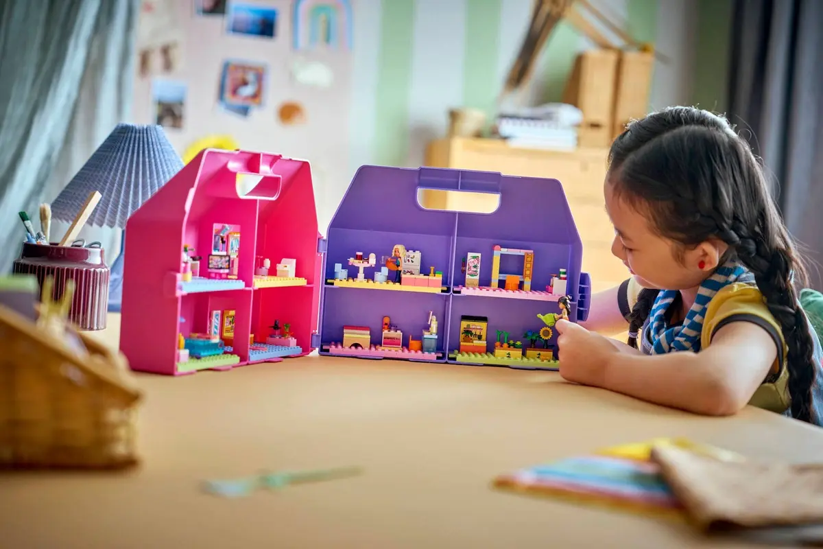 LEGO Friends 42697 Creative Dollhouse Suitcase set, image 6