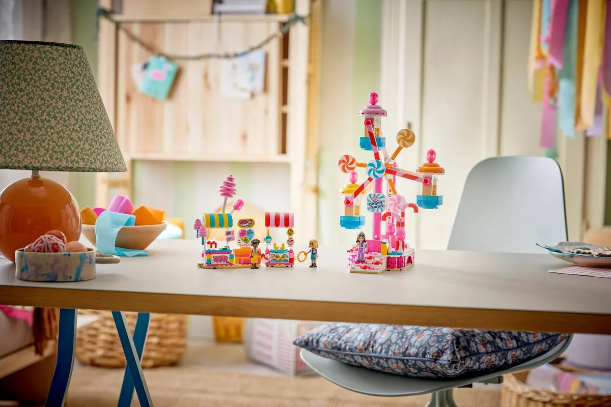 LEGO Friends 42700 Candy & Cupcake Ferris Wheel set, image 8