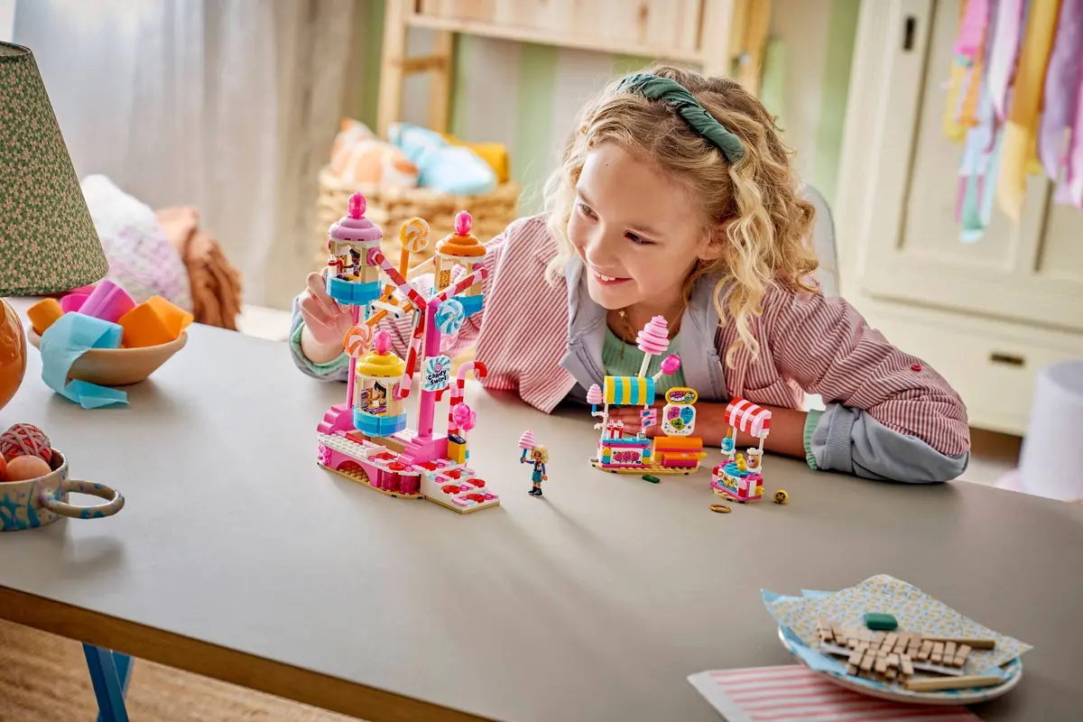 LEGO Friends 42700 Candy & Cupcake Ferris Wheel set, image 6