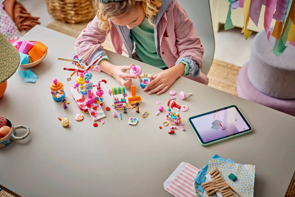 LEGO Friends 42700 Candy & Cupcake Ferris Wheel set, image 5